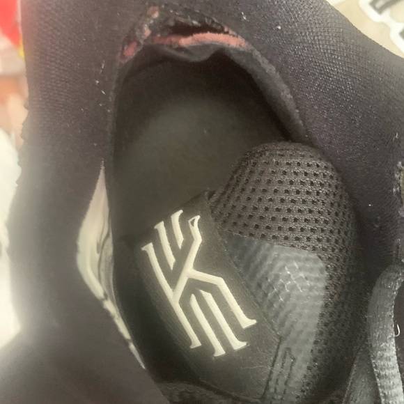 Kyrie 3 'Tuxedo’ - Picture 3 of 4